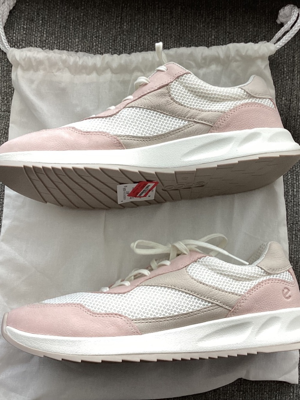 ECCO Mesh Low Top Sneaker, size US9/ EU40